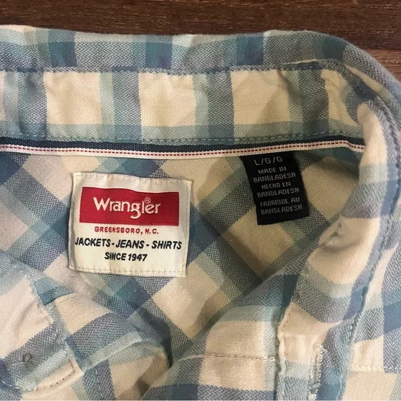 Wrangler Blue and White Plaid Men's Shirt - Picture 2 of 5